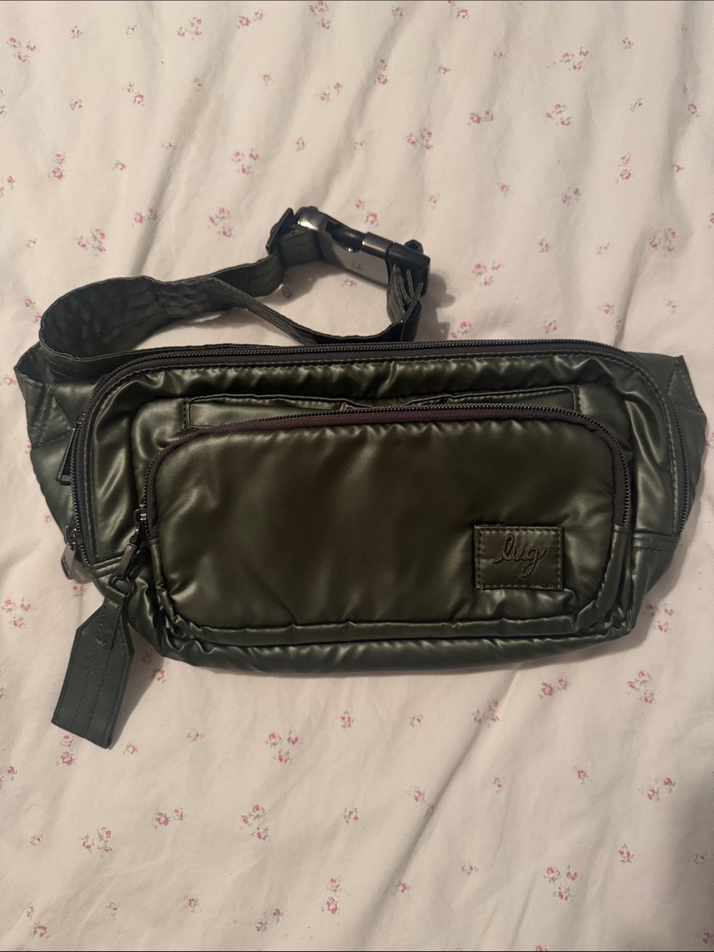 NWOT LUG METALLIC OLIVE GREEN “HITCH” SLING BAG